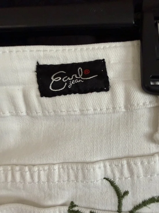 Earl Jean White Denim Mini Skirt Rose Embroidery Raw Hem Size 6 Boho - Picture 9 of 9